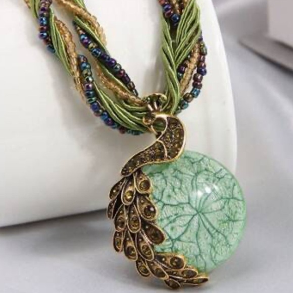 Vintage women’s Green Pendant Necklace with Beaded Details - Picture 8 of 8